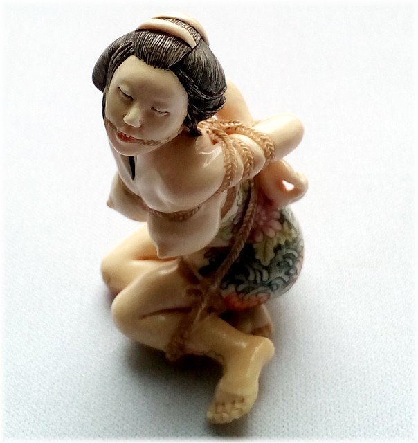 гейша с татуировкой связанная, японская эротическая нэцкэ