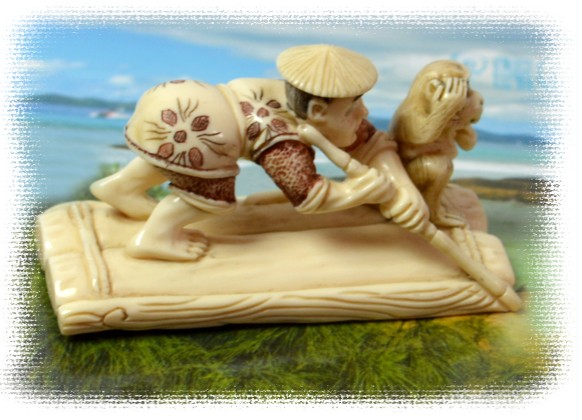 японская нэцкэ из слоновой кости Мужчина с обезьянкой на плоту