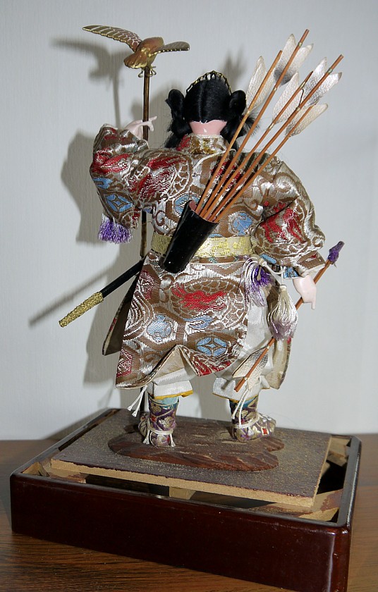 антикварная японская кукла в виде основателя Японии