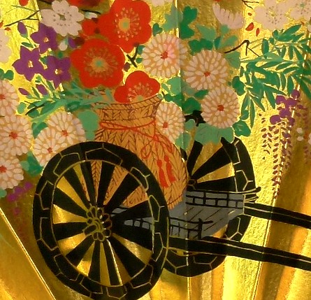 деталь рисунка на японском веере: цветочная повозка