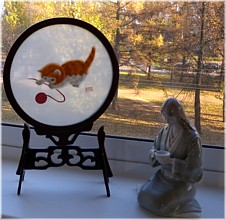 шелковый интерьерный экран с вышивкой