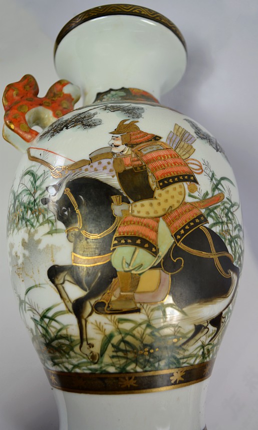 японская фарфоровая ваза эпохи Мэйдзи с росписью на самурайскую тему