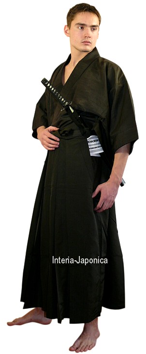 японская традиционная мужская одежда: хакама, кимоно, белый пояс-оби