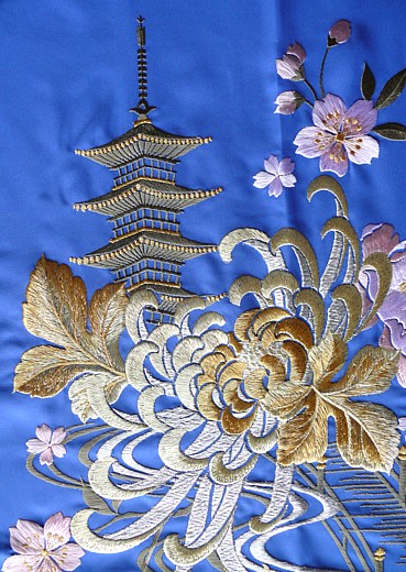 вышивка на спинке японского женского халата-кимоно