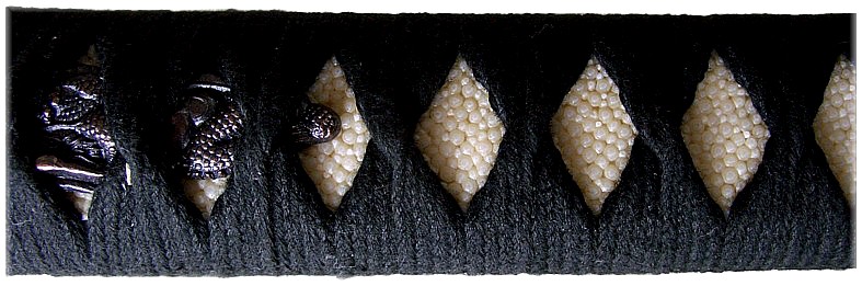 цука рукоять катаны -кожа ската самэгова, менуки - в виде дракона, оплетка - хлопок