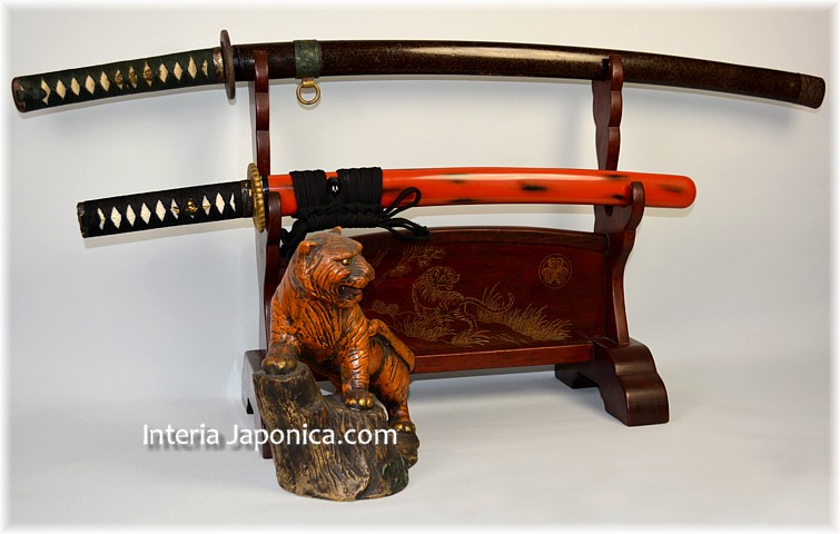 японская антикварная подставка для двух мечей с изображением пейзажа с тигром