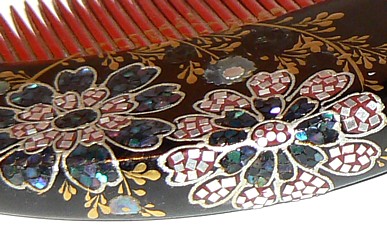 деталь росписи и инкрусатции на японском старинном гребне
