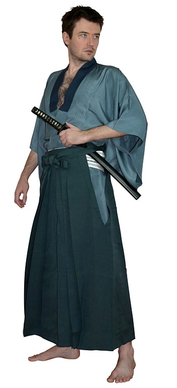 японская традиционная одежда: хакама шелковые, кимоно и пояс-оби