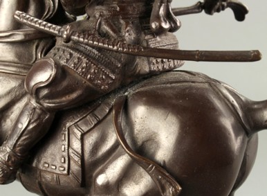 японская бронзовая кабинетная скульптура Всадника самурая, деталь